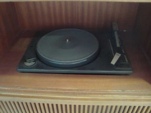 [1968] Български радиограмофон Лира 68 + схема и описание