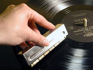 Поддръжка и почистване на грамофонните игли и плочи