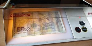 Банкнотоскоп ЕО-24 - първият български детектор на фалшиви банкноти
