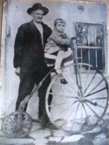 Гено Стоянов - Арабаджията с внука си Евгений, 1933 г.