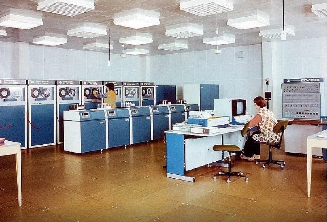 Компютър ЕС 1035 в изчислителен център