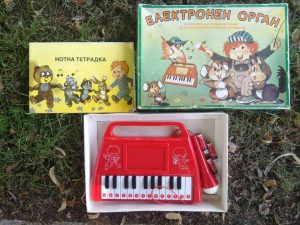 Стара детска играчка - електронен орган, йоника
