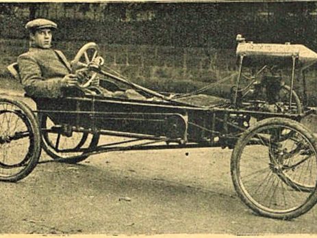 Виктор Витанов с автомобила си, 1912
