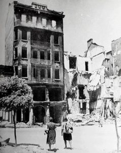 Сградата на ЕМ-КА след бомбардировката