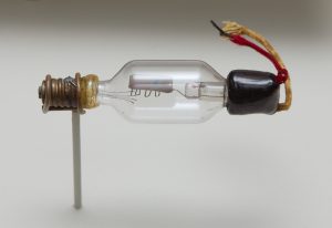 Усилвателна лампа Аудион, производство 1908